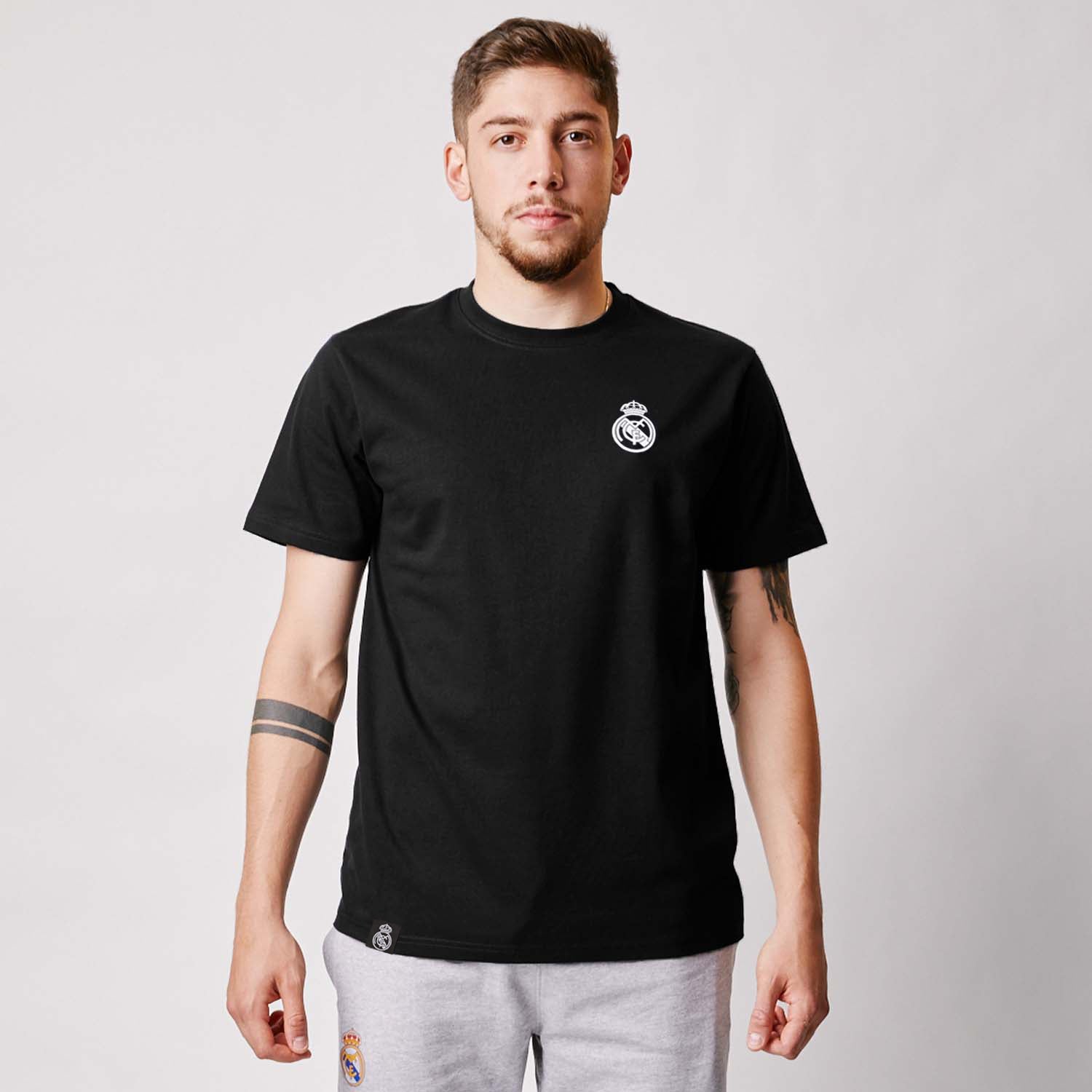 Camiseta Negra Hombre Escudo Monocolor Essentials