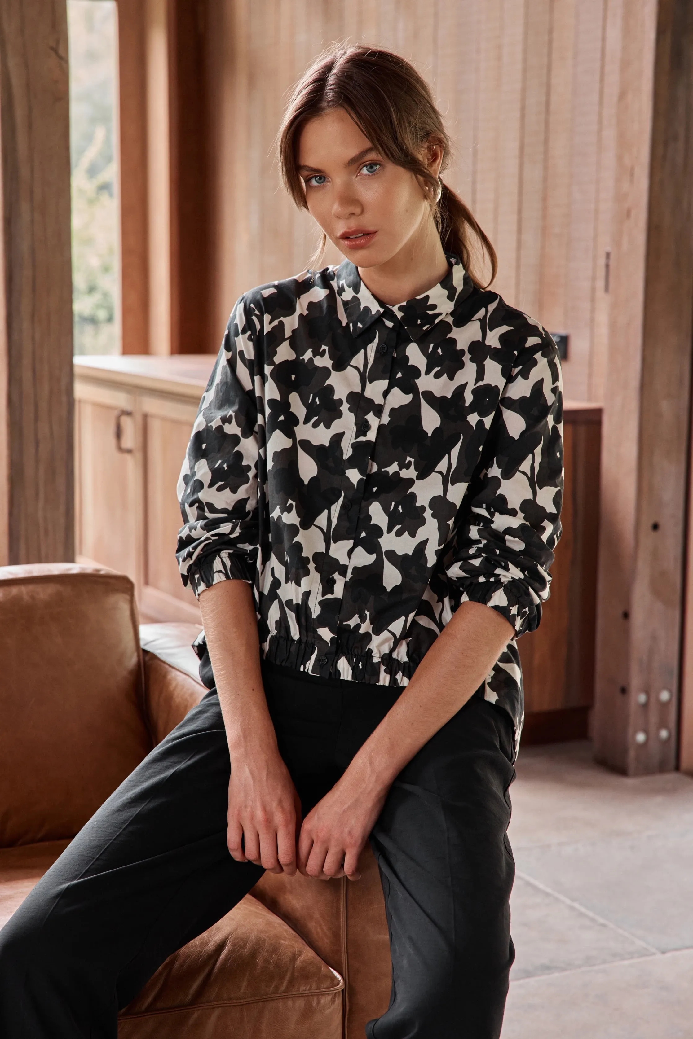 Tirelli - Elastic Front Hem Print Shirt - Black Floral